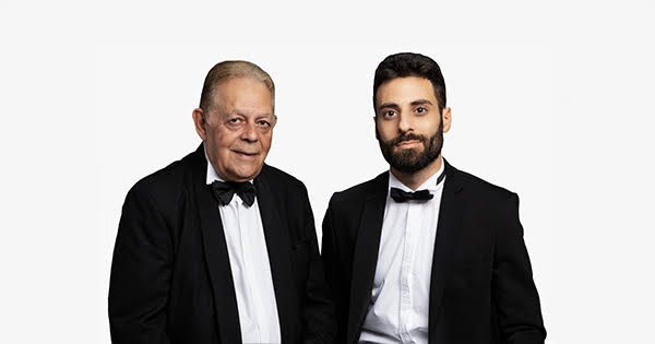 It uslubidagi shahvoniy uy bekasi surati Yalangoch qiz jinsi shimlariga siydi.